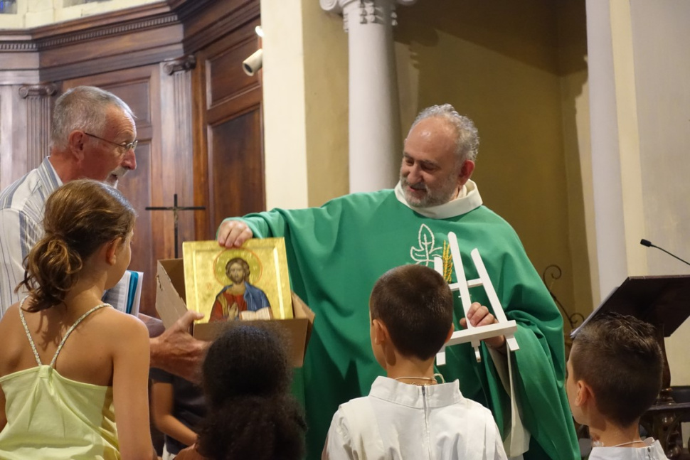 <p>A l'issue de la messe le Père Doumas reçoit une icône de la part de ses paroissiens</p>
